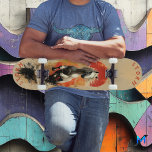 Skate Cavalo Branco Galopante em Glória Solar, Retro Sel<br><div class="desc">Este incrível design de skate apresenta um poderoso cavalo branco galopando para a frente contra um plano de fundo solar brilhante. A trabalho de arte incorpora liberdade, energia e um espírito indomado, usando uma rica paleta de bege arenoso, vermelhos intensos e detalhes sombrios. Inspirada pela estética do poster de viagens...</div>