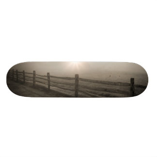 Skate Cerca e Sunburst através da névoa perto de Sharon