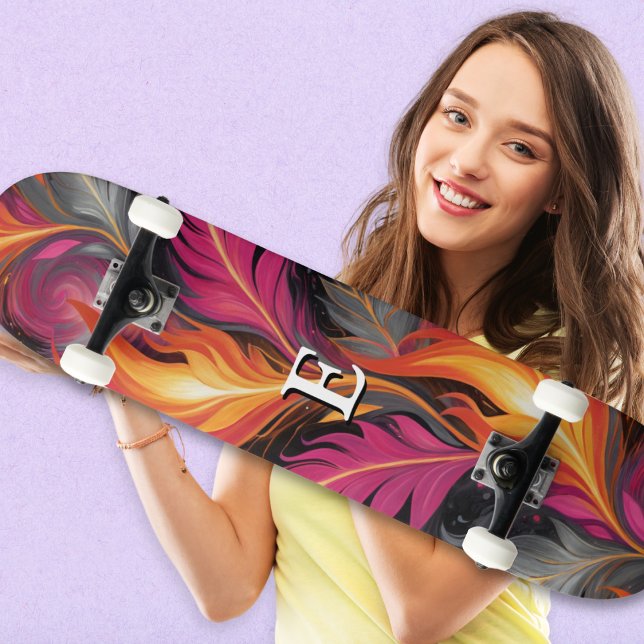 Skate Chamas Urbanas Grafite de Arte Legal Monogramas (A stylish monogrammed skateboard, with flames design in pink, orange and charcoal gray)