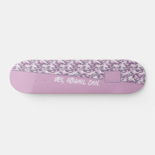 Skate Cinza Semi Camuflado e Seu Texto em Rosa