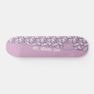 Skate Cinza Semi Camuflado e Seu Texto em Rosa
