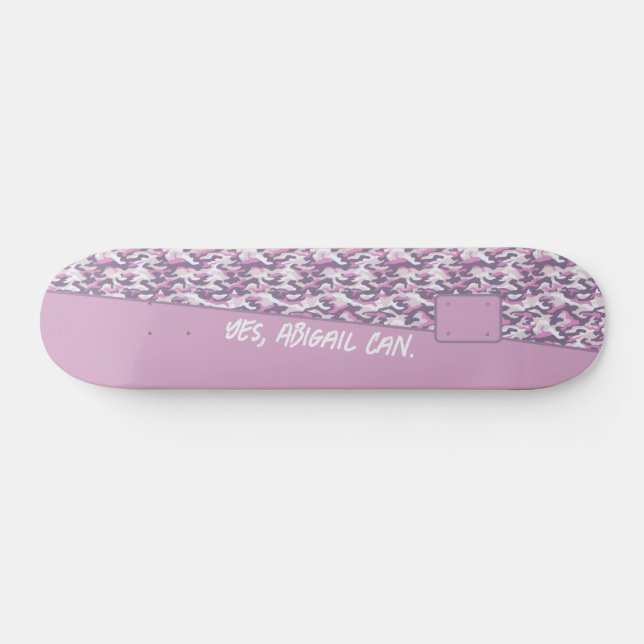 Skate Cinza Semi Camuflado e Seu Texto em Rosa (Horz)