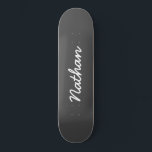 Skate Cinzas personalizáveis<br><div class="desc">Tabuleiro Personalizável de cinzas. Um skate elegante,  negro e modesto. Personalize com um nome próprio. Faça um presente divertido para você mesmo ou um presente de aniversário para alguém que você ama.</div>
