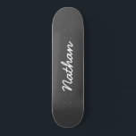 Skate Cinzas personalizáveis<br><div class="desc">Tabuleiro Personalizável de cinzas. Um skate elegante, negro e modesto. Personalize com um nome próprio. Faça um presente divertido para você mesmo ou um presente de aniversário para alguém que você ama.</div>