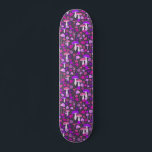 Skate Cogumelos Trippy Roxo, Rosa e Preto<br><div class="desc">Este andar de skate é decorado com cogumelos e flores ilustrados e triviais e psicodélicos em tons de rosa quente e roxo em negrito contra fundo preto.</div>