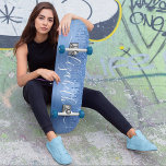 Skate Coleta Azul Personalizada<br><div class="desc">Tabuleiro de skate feminino personalizado com brilho azul esmaecido sobre fundo de folha metálica azul. Personalize com seu nome em um roteiro branco de tendência de na moda com baloiços.</div>