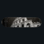 Skate Colo Romano com Desenhos Arquitetônicos<br><div class="desc">Uma fotografia do Coliseu Romano completa com desenhos arquitetônicos das arquiteturas. Uma das sete novas maravilhas do mundo,  o estilo do edifício ainda influencia a design moderna. Um presente de excelente para alguém que ama arquitetura ou estuda Roma antiga.</div>