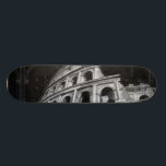 Skate Colo Romano com Desenhos Arquitetônicos<br><div class="desc">Uma fotografia do Coliseu Romano completa com desenhos arquitetônicos das arquiteturas. Uma das sete novas maravilhas do mundo,  o estilo do edifício ainda influencia a design moderna. Um presente de excelente para alguém que ama arquitetura ou estuda Roma antiga.</div>