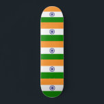 skate com bandeira da Índia<br><div class="desc">Mostre seu estilo e orgulho cultural com nosso skate vibrante com a bandeira da Índia! Este skate de alta qualidade é perfeito para os cavaleiros que querem expressar sua admiração pela cultura indiana enquanto desfrutam da emoção de patinar. As cores marcantes da bandeira indiana são mostradas de forma destacada no...</div>