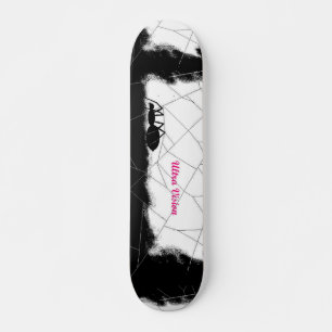 Skate Conselho de aranha com logotipo.