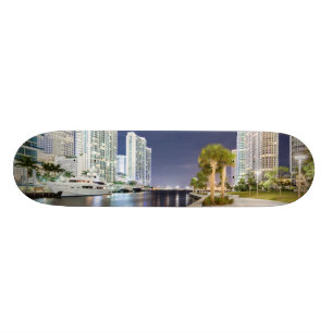 Skate Construções ao longo do rio Riverwalk de Miami