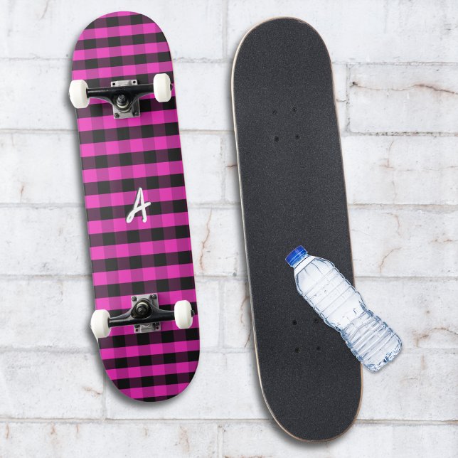 Skate Controlo Russo da Xadrez de Búfalos Rosa Monograma (A monogrammed skateboard in bright pink buffalo check for a bold and fun look)