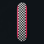 Skate Cor-de-rosa brilhante e prancha de xadrez<br><div class="desc">Um padrão clássico de tabuleiro de xadrez preto-e-branco,  com um rosa vibrante e brilhante.</div>