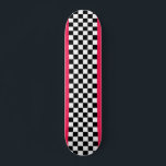Skate Cor-de-rosa brilhante e prancha de xadrez<br><div class="desc">Um padrão clássico de tabuleiro de xadrez preto-e-branco,  com um rosa vibrante e brilhante.</div>
