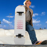 Skate Cor-de-rosa de nome repetitivo minimalista moderno<br><div class="desc">skate personalizado moderno e divertido com letra serif minúscula repetindo o nome em tons de rosa pálido para framboesa/magenta em fundo branco. Um presente personalizado único para si mesmo,  amigo ou amado. O nome pode ter cerca de 7 ou 8 letras,  dependendo das letras.</div>