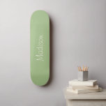 Skate Cor Sólida Verde Leve com Nome<br><div class="desc">Fundo de Cor Sólida Verde Leve com Nome em Creme. Estética minimalista. Cor da tendência. Pode ser personalizado/personalizado.</div>