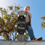 Skate Cota Motivacional Aproveite a Corrida com Ondas Pr<br><div class="desc">Este skate vem com uma citação motivacional Aproveite a Corrida em um fundo preto. O design tem ondas abstrato digital em cada lado. Você pode alterar o texto,  sua fonte,  cor e tamanho. O fundo é preto,  mas você também pode mudá-lo.</div>
