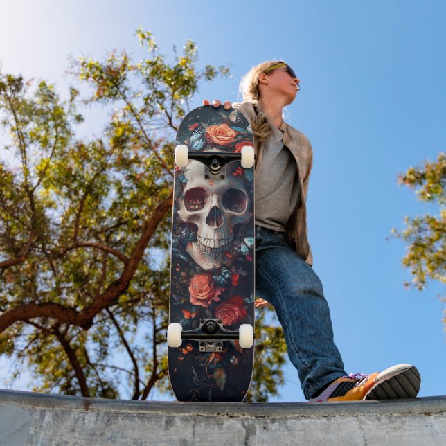 Skate Crânio com flores e borboletas - Natureza gótica (Ao ar livre 1)