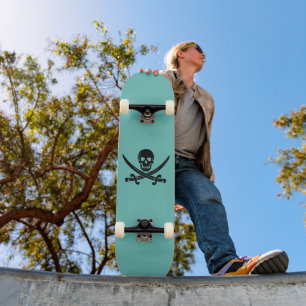 SKATE CRÂNIO E PATROCINAS PIRATO DE PAINEL