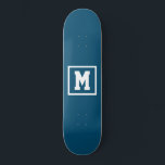 Skate Crie seu próprio monograma Modelo azul e branco<br><div class="desc">Crie seu próprio skate Modelo azul e branco. Adicione facilmente o monograma inicial em cor branca sobre um fundo escuro. escolha o tipo de pavimento no menu de opções.</div>