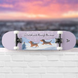 Skate Dachshances Através Do Natal Monograma Da Neve<br><div class="desc">Este skate divertido apresenta dois pratos animados correndo alegremente através da neve do inverno. A legenda acima deles é um trocadilho festivo, 'Dachshakes through the snow'. A foto fofa está no estilo aquarela, com o resto do conselho uma cor lilás pastel. Personalize o conselho com um inicial de monograma, que...</div>