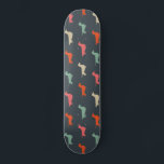 Skate Dachshund Silhouettes Wiener Dog Lover's<br><div class="desc">O skate do Dachshund Lover. Padrão colorido de silhuetas com cães com pelo longo,  com fio e com revestimento liso. Visite o Doodle World de Jenn para obter ainda mais produtos com este design de Doxies divertidos,  assim como mais presentes temáticos de raças de cães.</div>