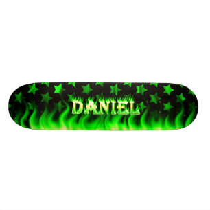 Skate Daniel skate, fogo verde e design de chamas.