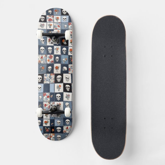 Skate Denim Distendido com Remendo de Caveiras Florais (Frente)