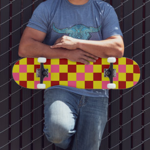 Skate Desenho de padrão xadrez vermelho amarelo rosa