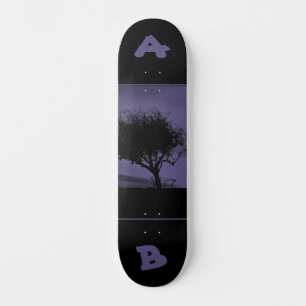 Skate Design de Árvore Roxo e Preta com Iniciais Persona