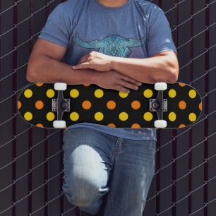 Skate Design de Bolinhas Amarelas Laranja em Fundo Preto