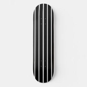 Skate Design de faixas brancas e pretas