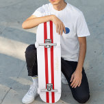 Skate Dourado Monograma, Bandas de Corrida Branca Clássi<br><div class="desc">Crie as suas próprias faixas de corridas personalizadas, personalizadas, clássicas, vermelhas e brancas, legal, na moda, clássico e elegante script de tipografia de ouro falso, melhor qualidade do mapa do duro-rock em forma de skate deck. Para personalizar, basta digitar seu nome / monograma / iniciais. Ao adicionar / design, você...</div>