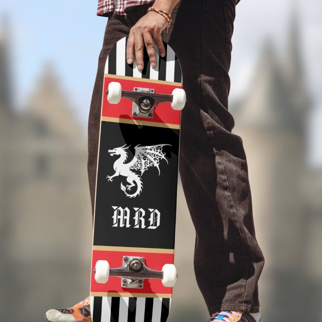 Skate Dragão Preto Branco Listrado Monograma c Vermelho  (Criador carregado)