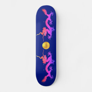 Skate Dragões em tons rosa, vermelho e azul sobre azul