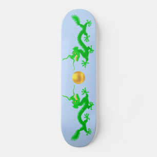 Skate Dragões Verdes com Bola Dourada em Azul Claro