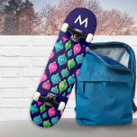 Skate Enfeites de natal Borrachos com Padrão Monograma<br><div class="desc">Traga um florescimento colorido para as suas sessões de skate, com este conselho brilhante e festivo. Com um padrão de Enfeites de natal cor-de-rosa, azuis e verdes sobre fundo azul-da-noite, este conselho brilha certamente no parque de skates. O conselho pode ser personalizado com um início como um monograma elegante e...</div>