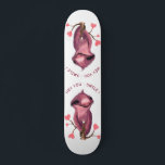 Skate Engraçado Cartoon Romântico Sloth Smile - Personal<br><div class="desc">Engraçado Romântico Sloth Sloth Cartoon Animal Draing Playful Love Hearts - Escolha / Adicione Seu Texto / Fonte / Cor Única - Faça seu presente especial - Redimensionar e mover ou remover e adicionar elementos / imagem com a ferramenta de personalização! - Desenho e Design por MIGNED. Você também pode...</div>