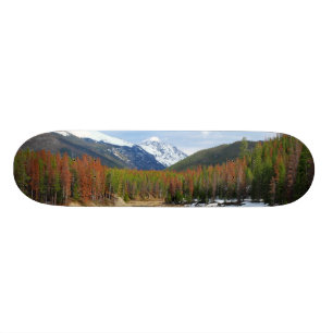 Skate Enrolamento o Rio Colorado com montanhas e pinhos