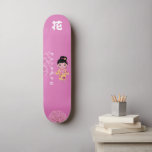 Skate Estilo Japonês com Monograma "Flor"<br><div class="desc">Estilo Japonês com 花 e Nome Monograma "Flor". Faça isso por você ao adicionar seu texto. Para acessar ferramentas avançadas de edição,  vá para "Personalizar este modelo" e clique em "Detalhes",  role para baixo e pressione o link "clicar para personalizar mais".</div>