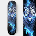 Skate Estilo Legal brilhante branco e azul brilhante<br><div class="desc">Entra em destaque com o nosso skate de estilo brilhante e branco Tiger,  onde a elegância feroz encontra a design eletrizante. Personalize o baralho com seu próprio texto,  e deixe sua carona brilhar. Este é mais um Design de 100% de Hamster.</div>