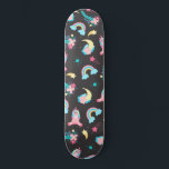 Skate Estrelas Florais em Preto-Cor-de-Rosa Unicórnio Ar<br><div class="desc">Este padrão mágico e bonito é perfeito para a mulher ou menina divertida e tendenciosa. Apresenta ilustrações desenhadas à mão de unicórnios, flores com folhas, arco-íris e estrelas a disparar sobre um fundo preto simples. O tema de cor design inclui o rosa-borbulhante, o rosa-pincel, o verde-branco, o azul-rosado-periwinkle, o roxo,...</div>