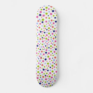 Skate feminino branco colorido do teste padrão de