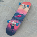 Skate Flamingo Moderno e Brilhante Brilhante<br><div class="desc">Esta design moderna apresenta uma imagem digital brilhante e vibrante de um flamingo que se encontra num lago ao pôr do sol.</div>