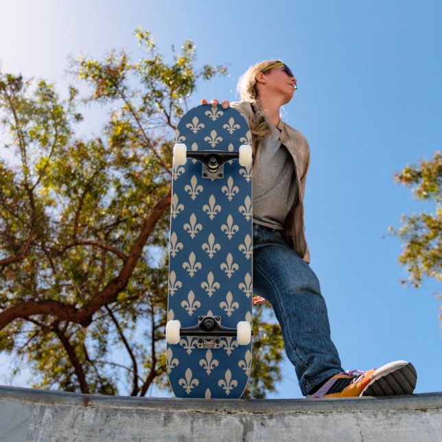 Skate Fleur de Lis Pattern, Royal French, Cream on Blue (Ao ar livre 1)