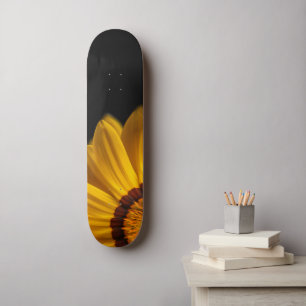 Skate Flor amarela sobre fundo preto