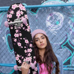 Skate Floral Cherry Blossom Rosa Negra<br><div class="desc">A cereja japonesa cor-de-rosa floresce sobre um fundo preto. Para meninas que amam flores e designs florais asiáticos.</div>