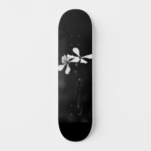 Skate floral preto e branco minimalista