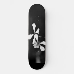 Skate floral preto e branco minimalista