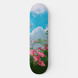 Skate Flores Rosa Sob Céu Azul com Nuvens - Natureza